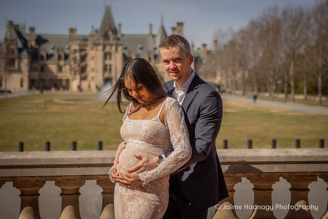 Beautiful Maternity Session at Biltmore Estate | Family Photography