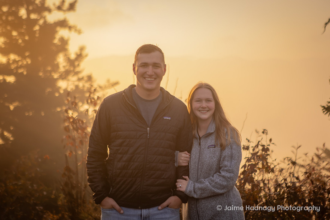 Engagement Photos in the Montains on a Hike
