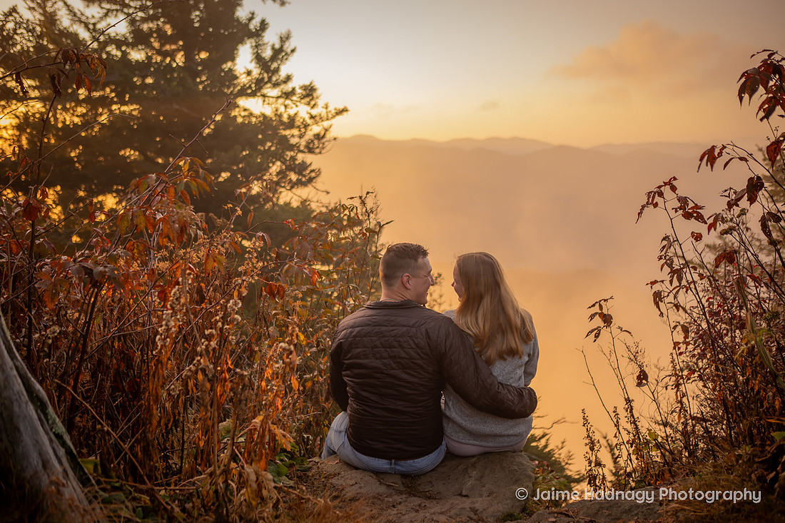 Engagement Photos in the Montains on a Hike