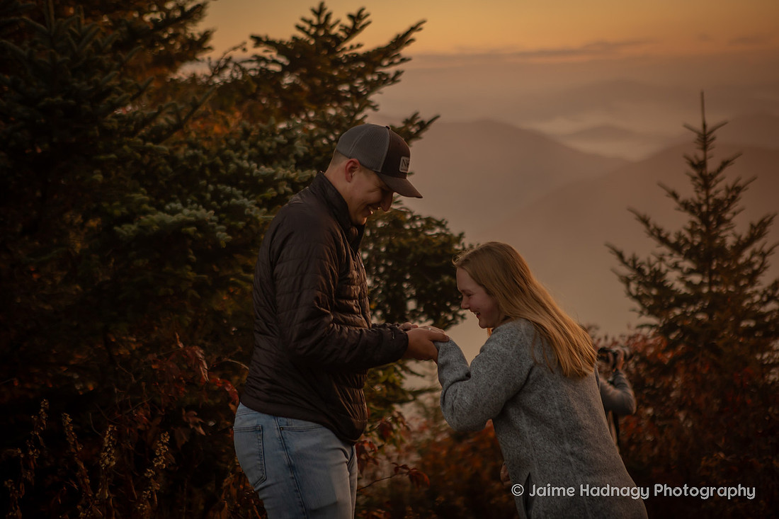 Engagement Photos in the Montains on a Hike