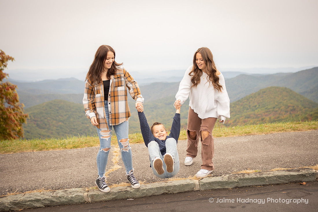 Family Photoshoot in the Mountains with Lots of Kids | Asheville Photographer