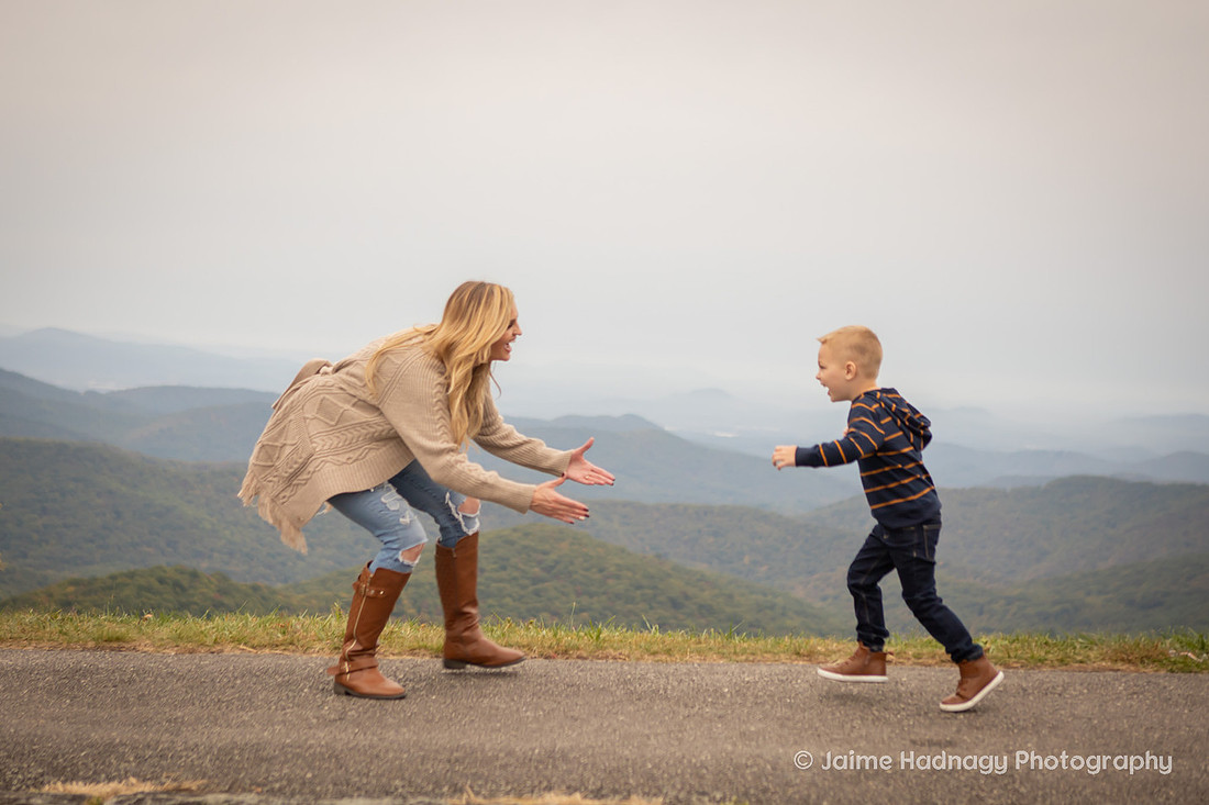 Family Photoshoot in the Mountains with Lots of Kids | Asheville Photographer