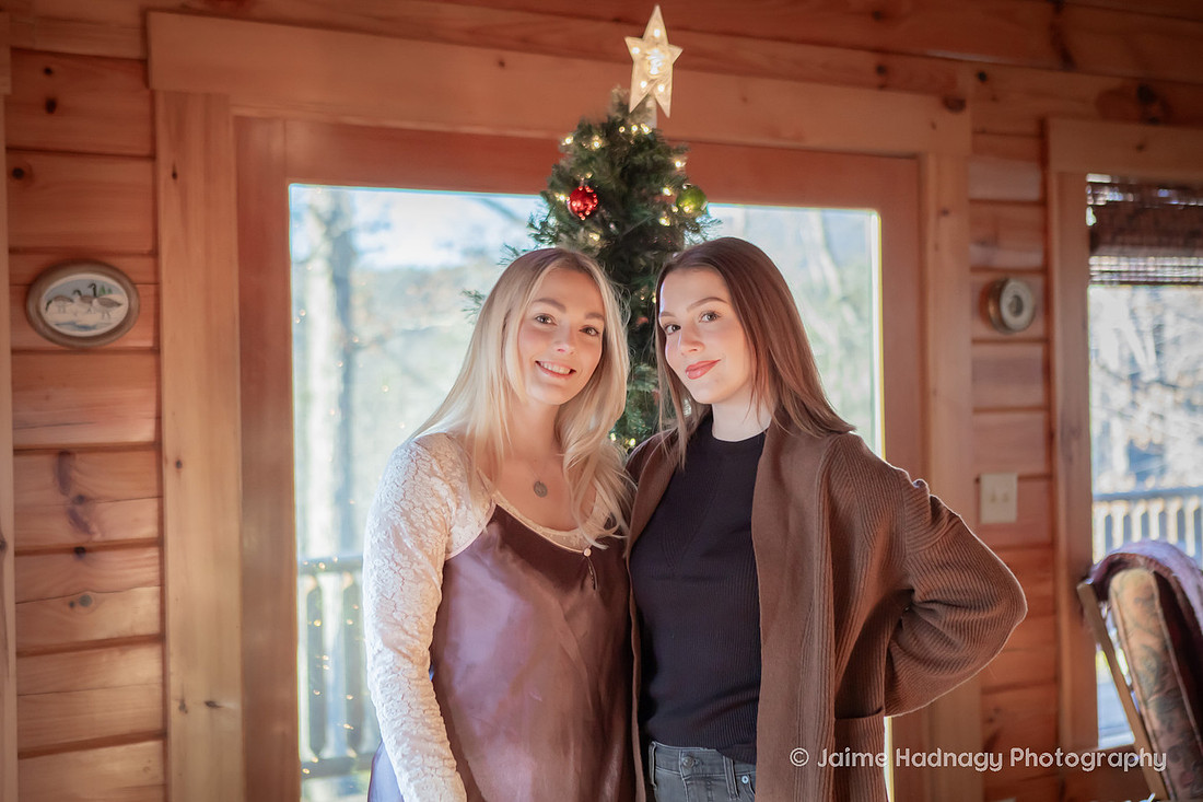 Christmas Tree Family  Pictures | NC Photographer