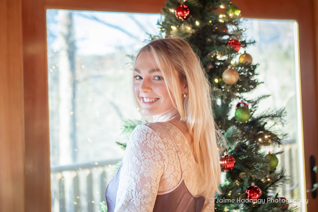 Christmas Tree Family  Pictures | NC Photographer