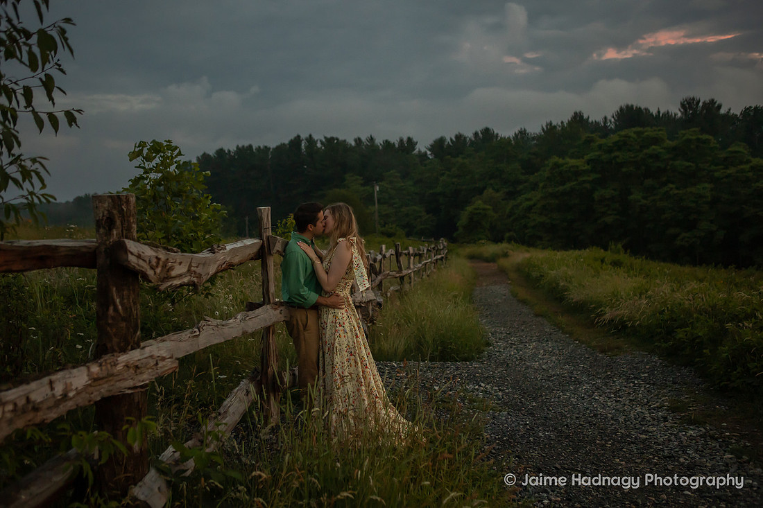 Kiss on a hiking trail | Romantic Engagement photos