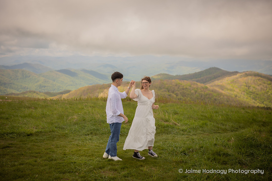 COuples Photos in the mountains of NC | Asheville Engagement Photographer