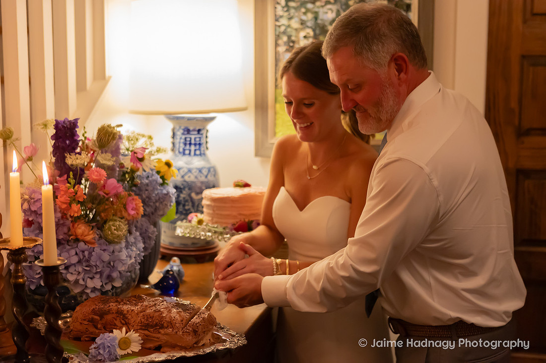 Wedding Cake Cutting Photography