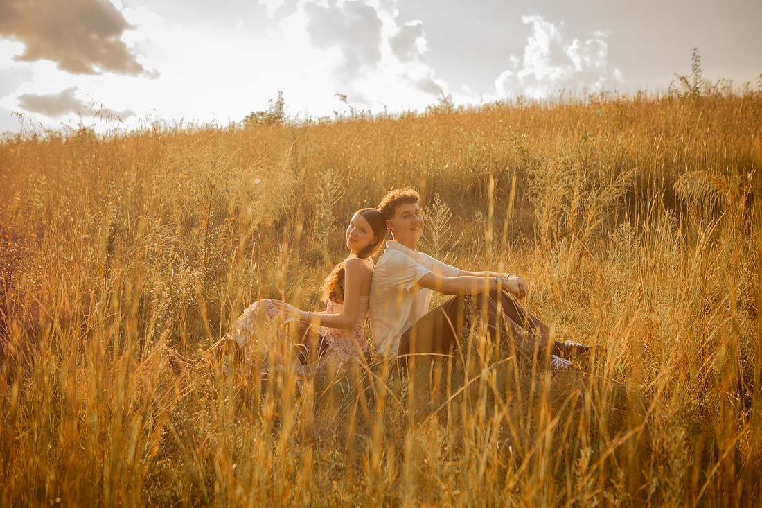 Couples Anniversary Photos in a Field
