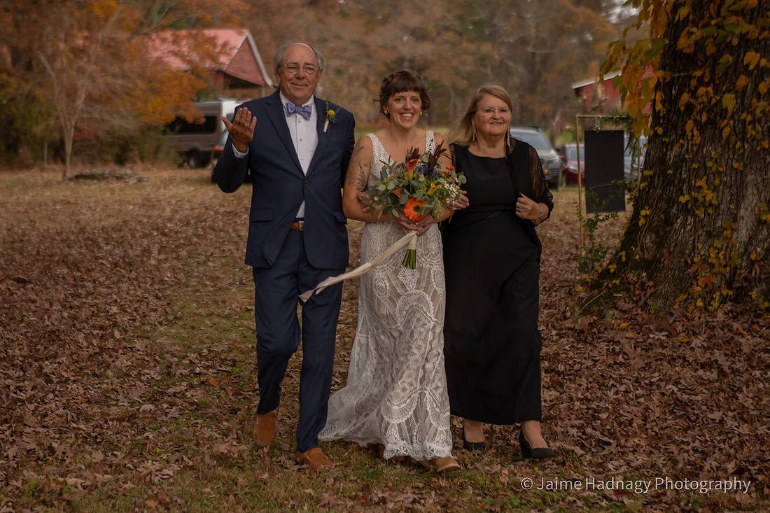 Photos of Outdoor Wedding by a lake at Innisfree Farm in Hendersonville | Asheville Photogrpher