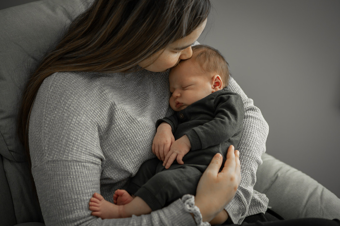 Lifestyle Newborn Photography in Home Session
