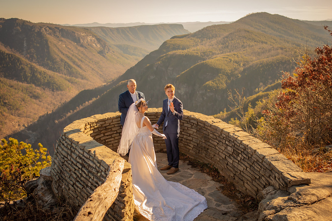 Beautiful Mountain Adventure Elopement Ceremony at Wiseman's View