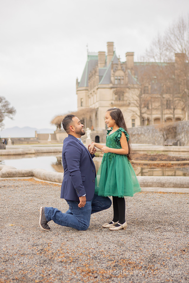 Fun Family Portrait Session at Biltmore Estate | Christmas Photos