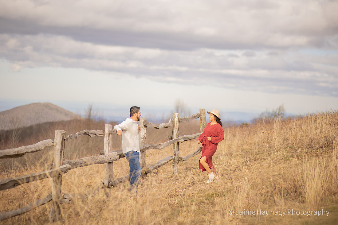 Stunning winter mountain couples pictures | Asheville Photographer 