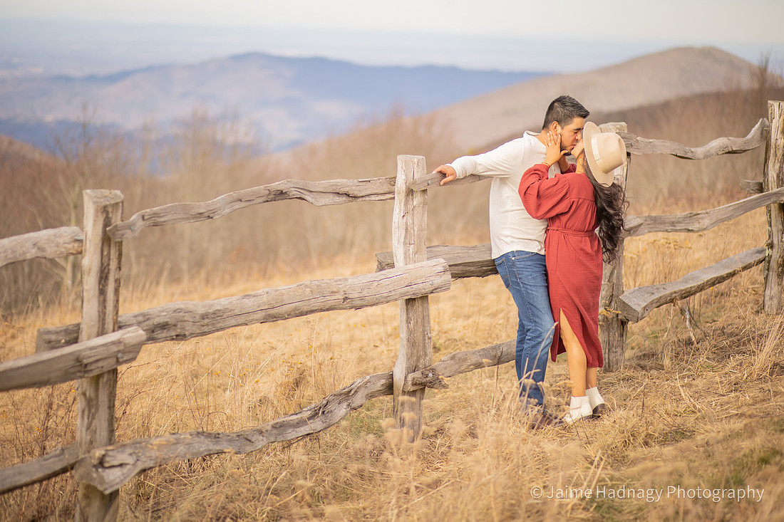 Stunning winter mountain couples pictures | Asheville Photographer 
