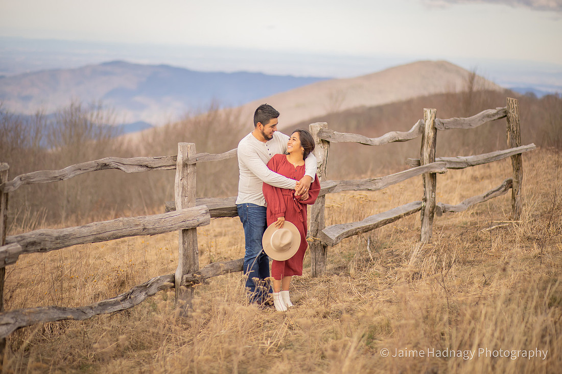 Stunning winter mountain couples pictures | Asheville Photographer 