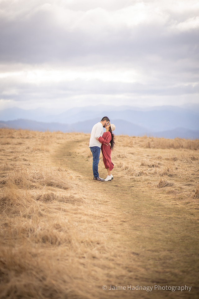 Stunning winter mountain couples pictures | Asheville Photographer 