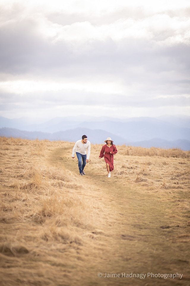 Stunning winter mountain couples pictures | Asheville Photographer 