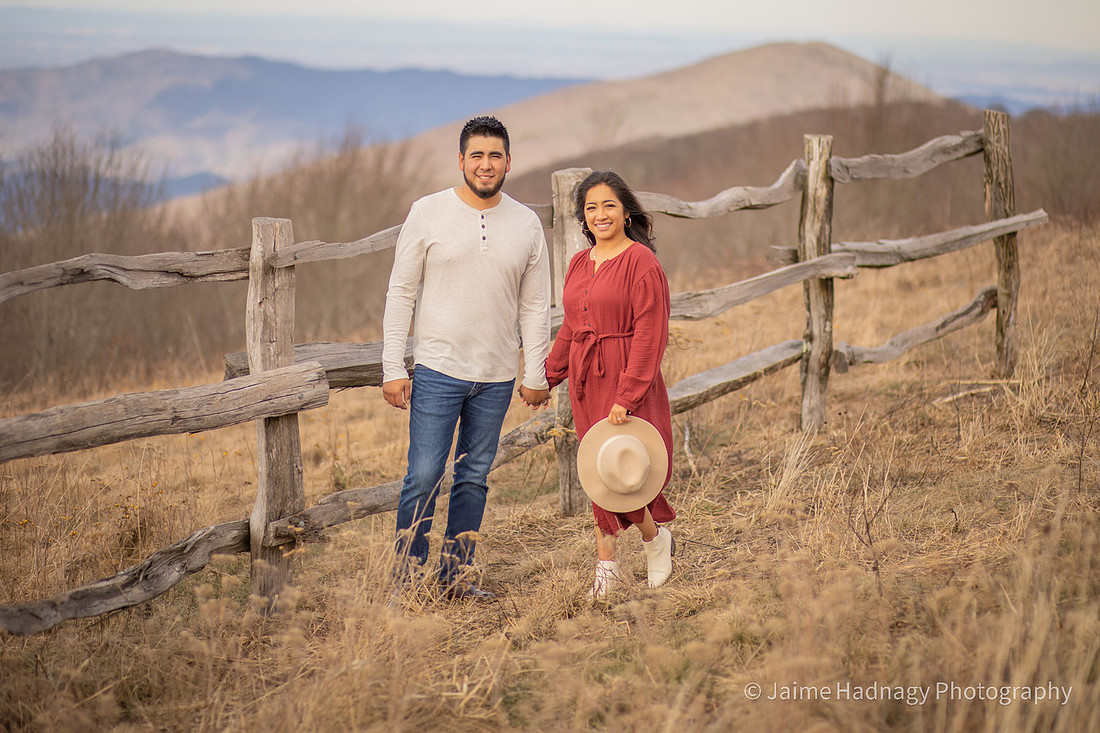 Stunning winter mountain couples pictures | Asheville Photographer 