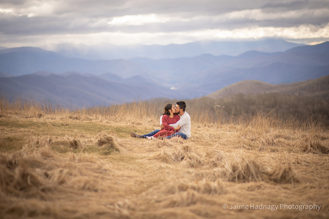 Stunning winter mountain couples pictures | Asheville Photographer 
