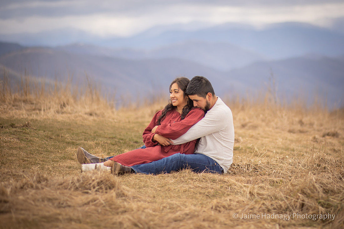 Stunning winter mountain couples pictures | Asheville Photographer 