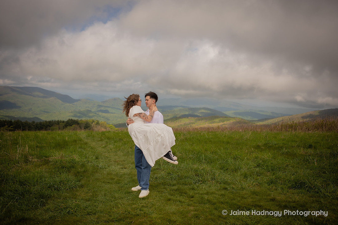 COuples Photos in the mountains of NC | Asheville Engagement Photographer