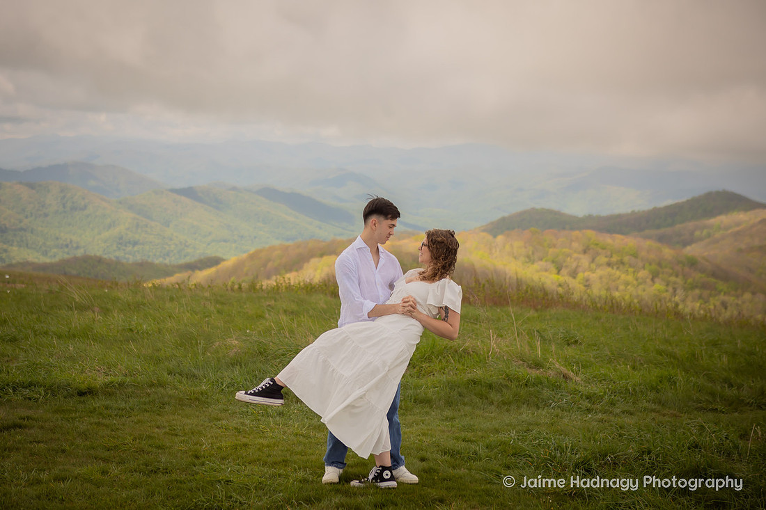 COuples Photos in the mountains of NC | Asheville Engagement Photographer