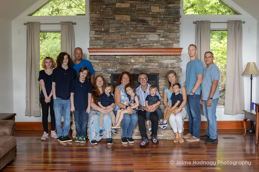 Extended Family Photos at Mountain Vacation Home in Black Mountain, NC | Asheville Photographer