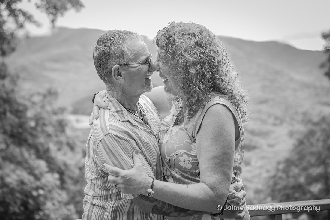 Extended Family Photos at Mountain Vacation Home in Black Mountain, NC | Asheville Photographer