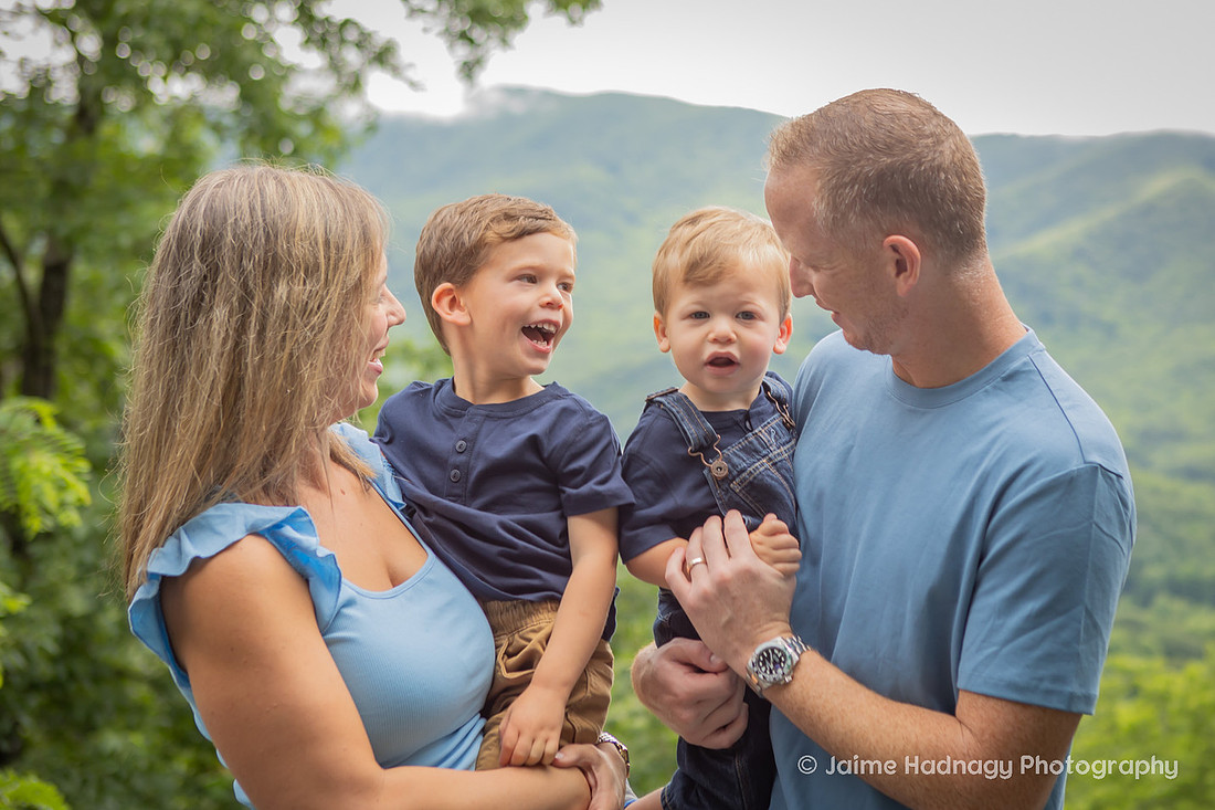 Extended Family Photos at Mountain Vacation Home in Black Mountain, NC | Asheville Photographer