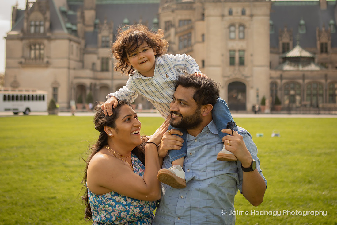 Family Photography in front of the Biltmore House
