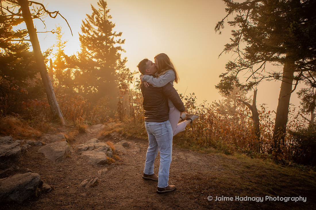 Engagement Photos in the Montains on a Hike