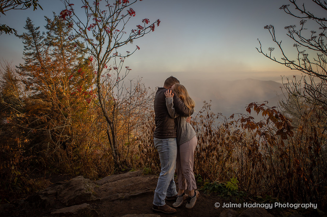 Engagement Photos in the Montains on a Hike