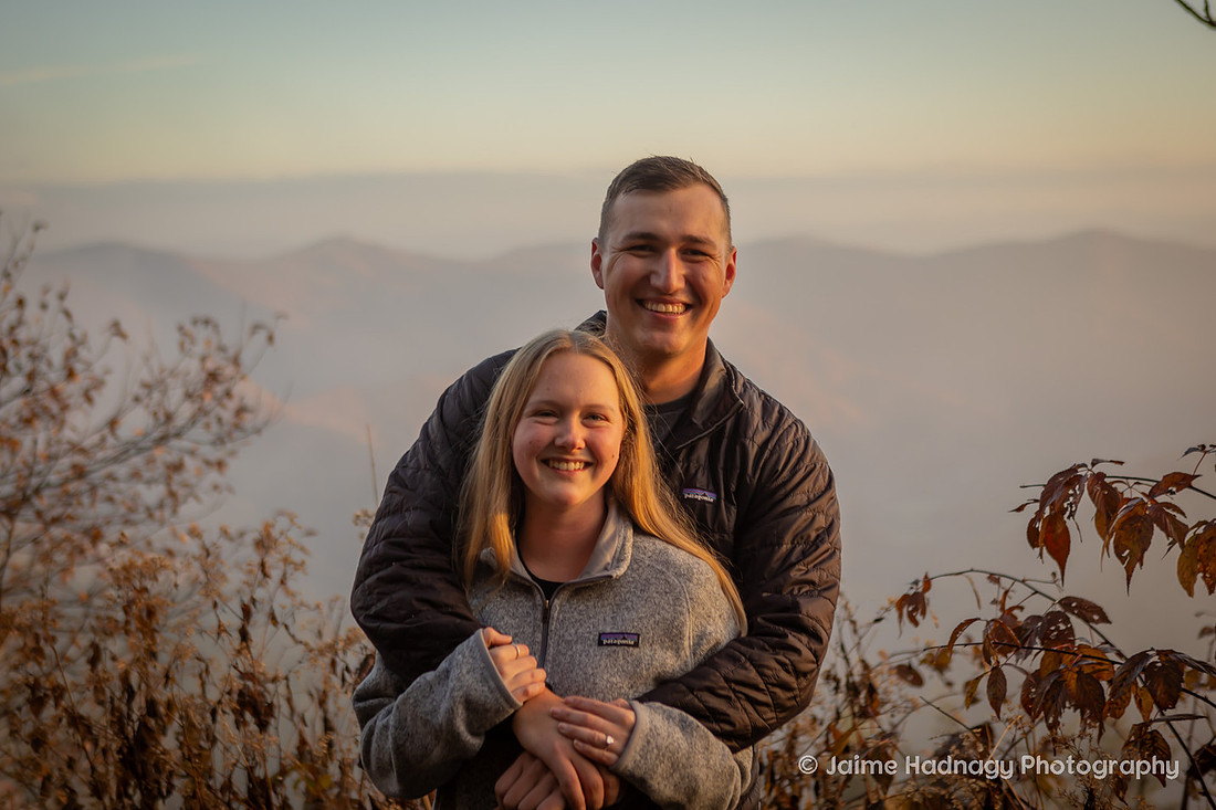 Engagement Photos in the Montains on a Hike