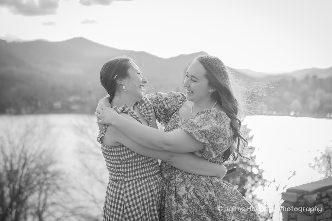 Sister Photoshoot in the Mountains of Western North Carolina