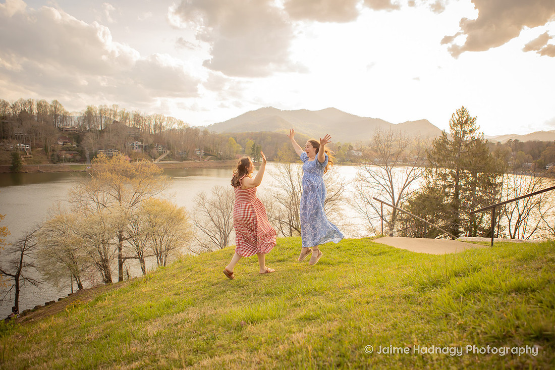 Sister Photoshoot in the Mountains of Western North Carolina