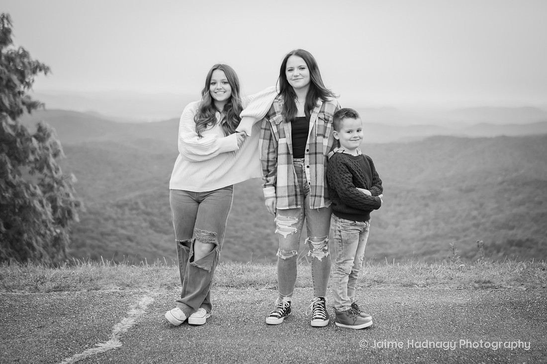 Family Photoshoot in the Mountains with Lots of Kids | Asheville Photographer