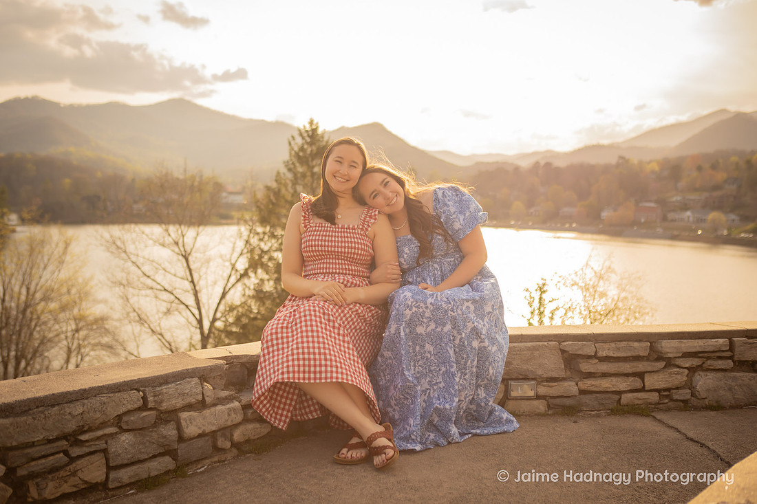 Sister Photoshoot in the Mountains of Western North Carolina