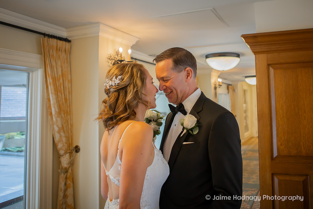 Getting Ready Wedding Photos at The Inn at Biltmore Estate | Asheville Photographer