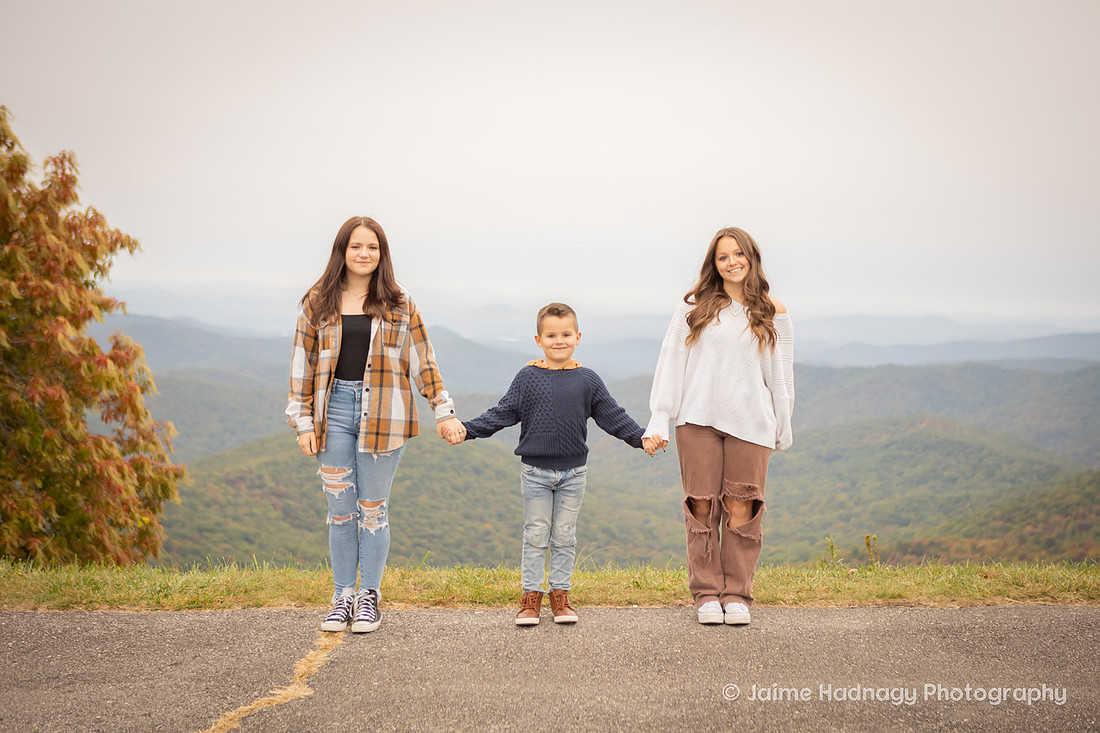 Family Photoshoot in the Mountains with Lots of Kids | Asheville Photographer