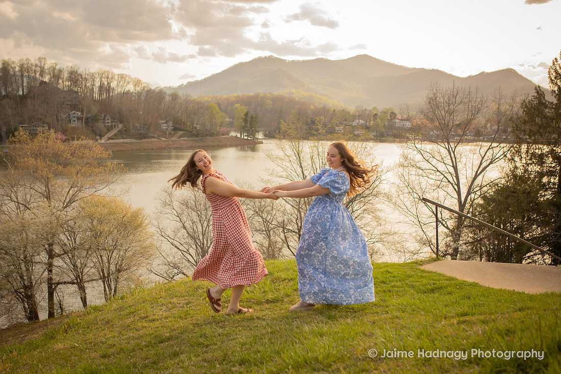 Sister Photoshoot in the Mountains of Western North Carolina