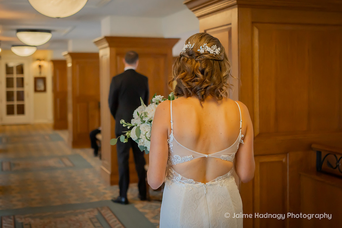 Getting Ready Wedding Photos at The Inn at Biltmore Estate | Asheville Photographer