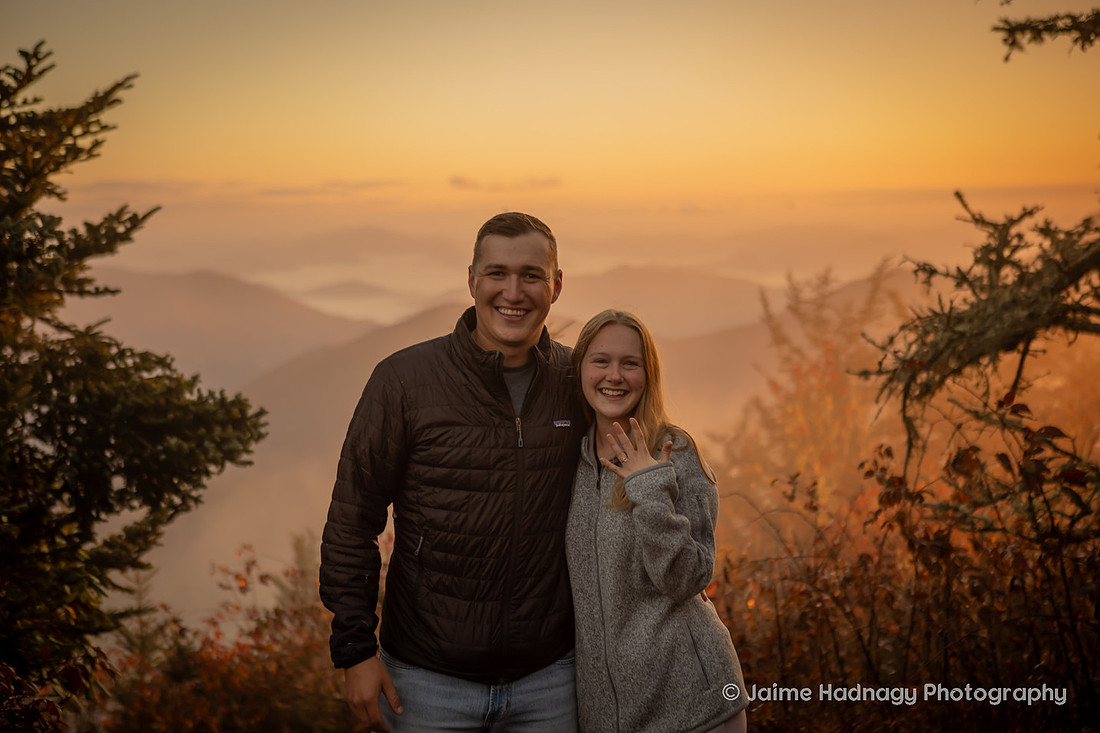 Engagement Photos in the Montains on a Hike