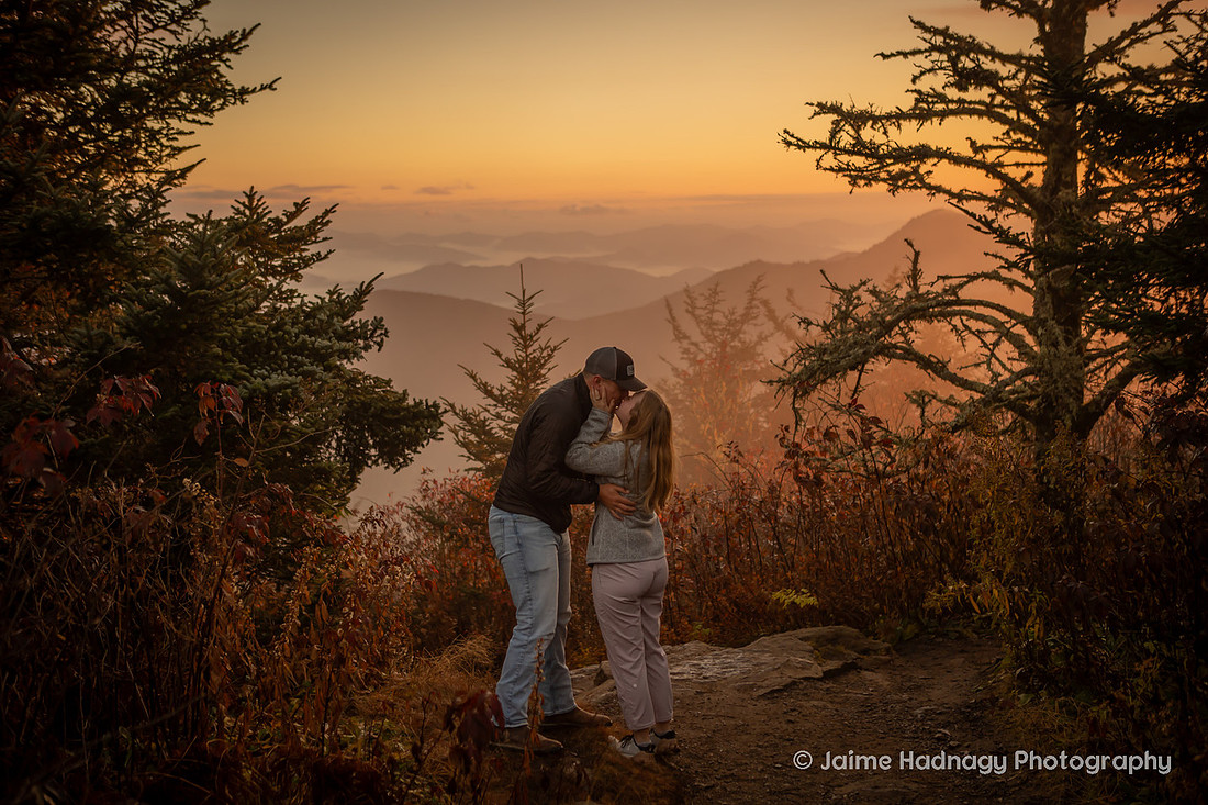 Engagement Photos in the Montains on a Hike