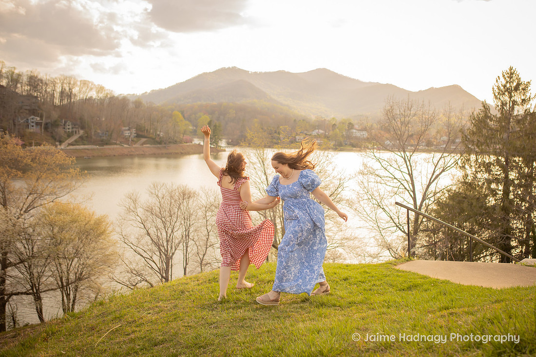 Sister Photoshoot in the Mountains of Western North Carolina